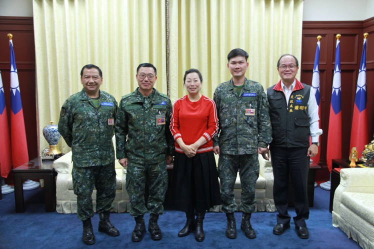 0102花東防衛指揮部新任指揮官陳忠文少將(左二)拜會縣長