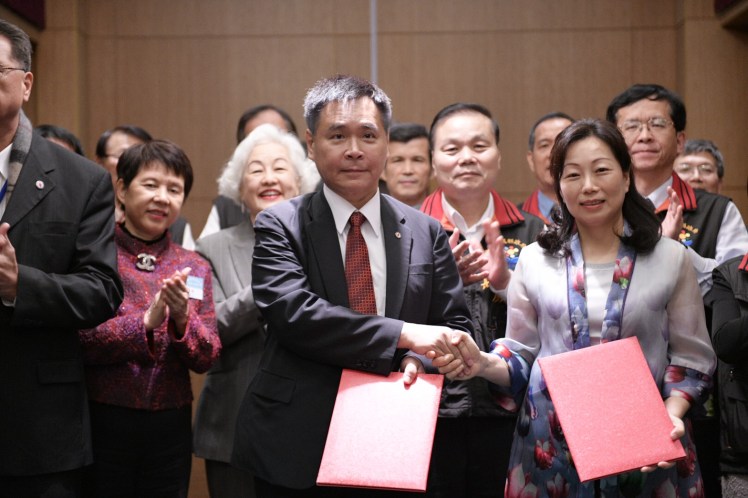郭國聖理事長與徐縣長簽訂備忘錄.jpg