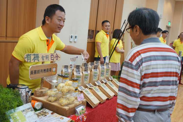 花蓮縣業者向企業福委會代表介紹農特產及原住民手工藝-4.jpg