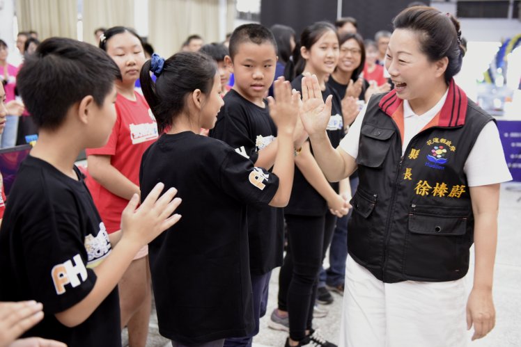 徐縣長與小朋友擊掌打氣.JPG